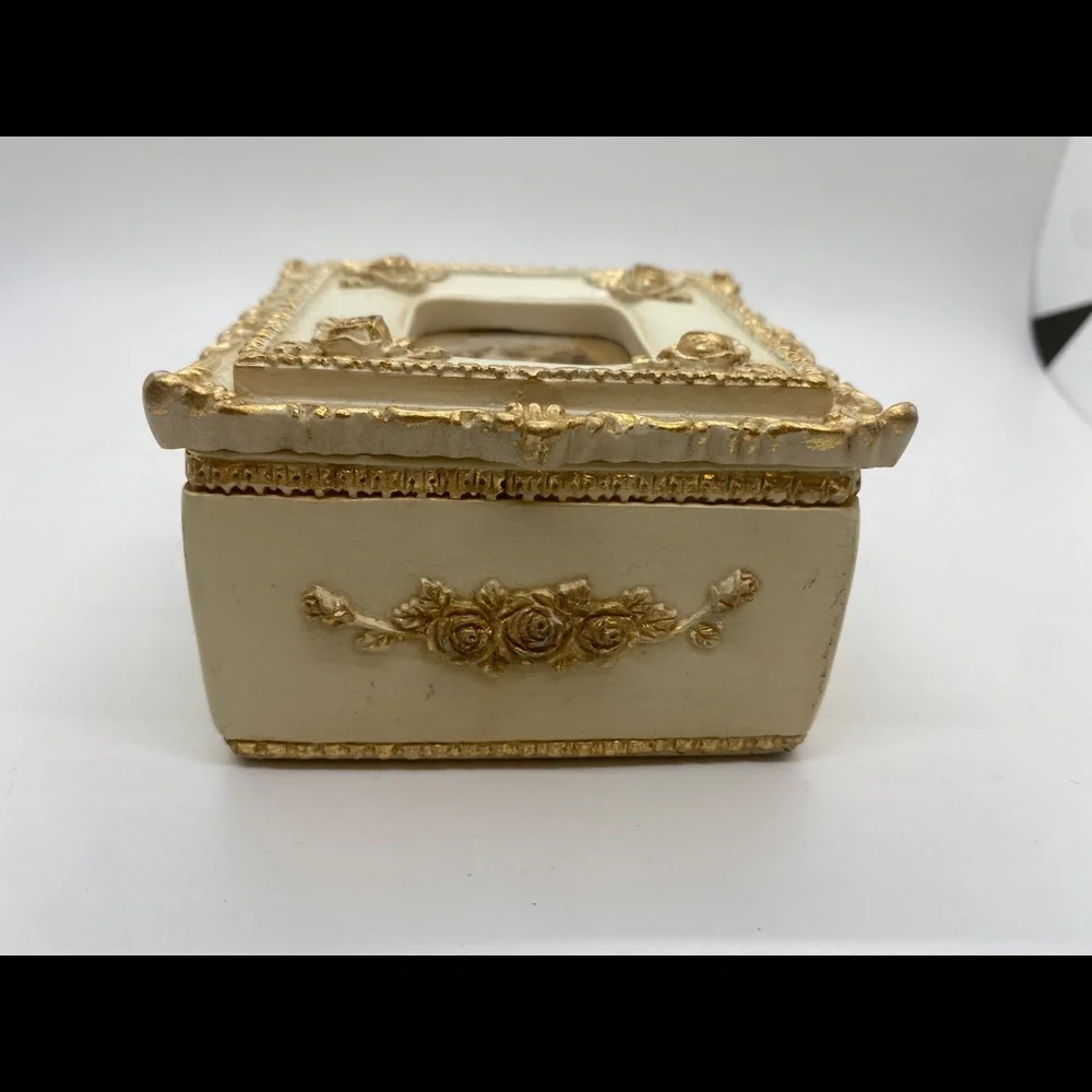 Vintage‎ plastic jewelry storage box #375